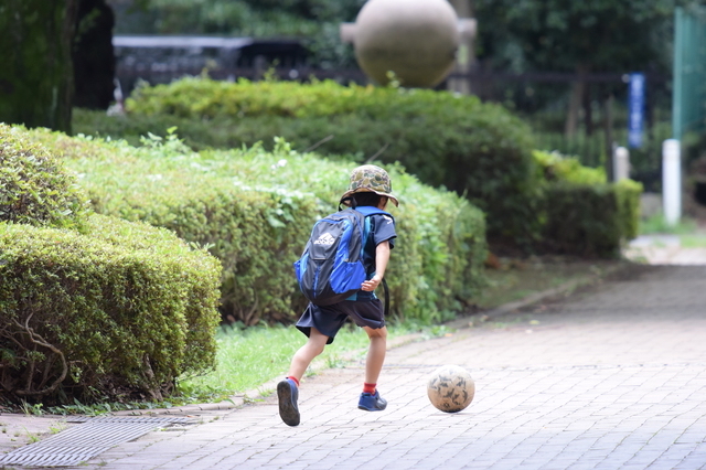 サッカーをする8歳の息子