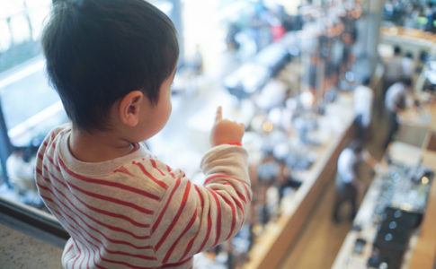 工場見学をする子供