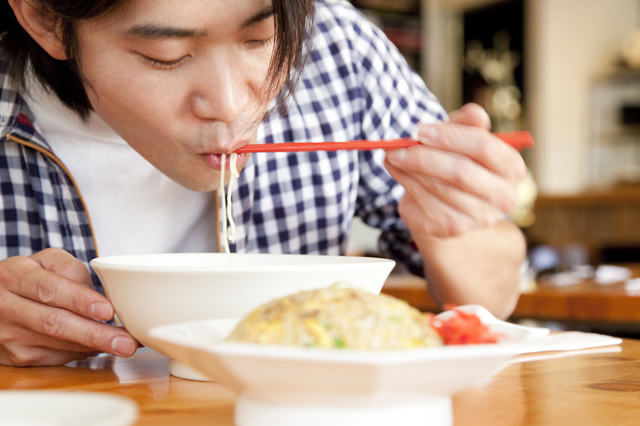 久留米で外食する男