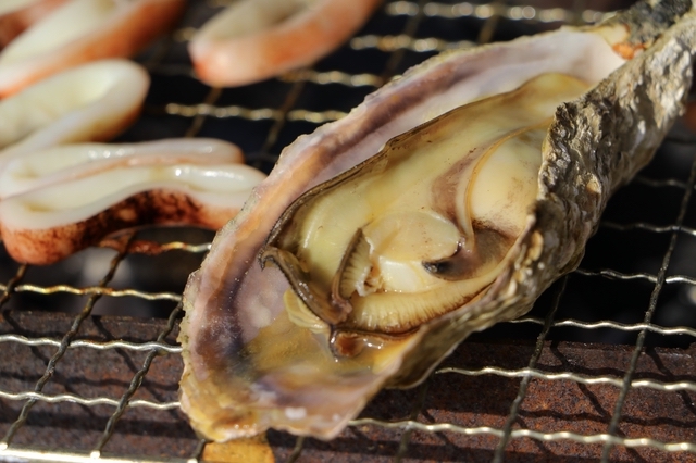 牡蠣の網焼き（マルモ水産 海上かき小屋）