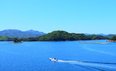 九十九島の前を走る船