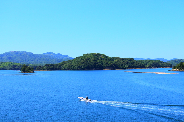 九十九島の前を走る船