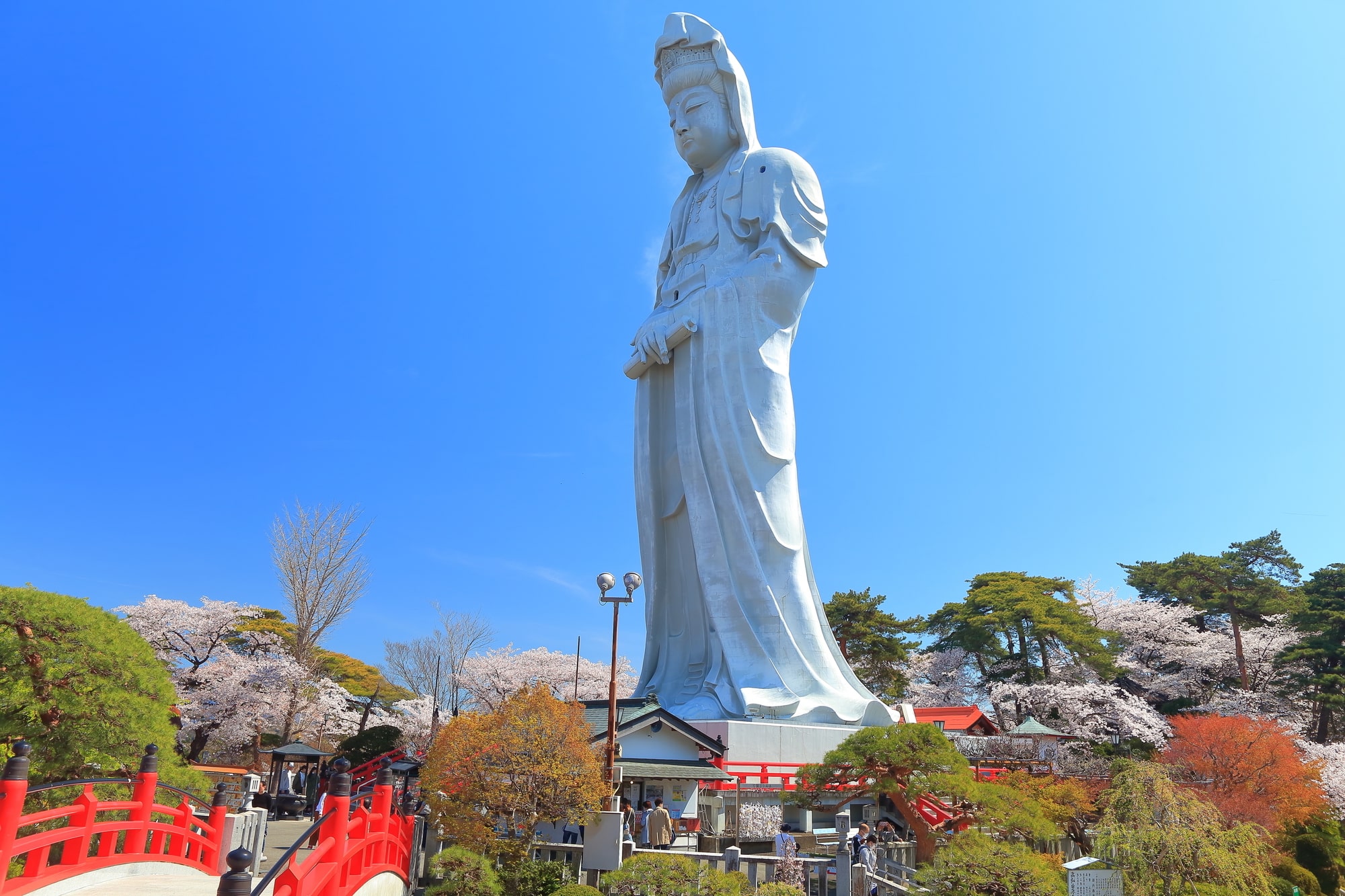 高崎観音山の上に立つ観音像