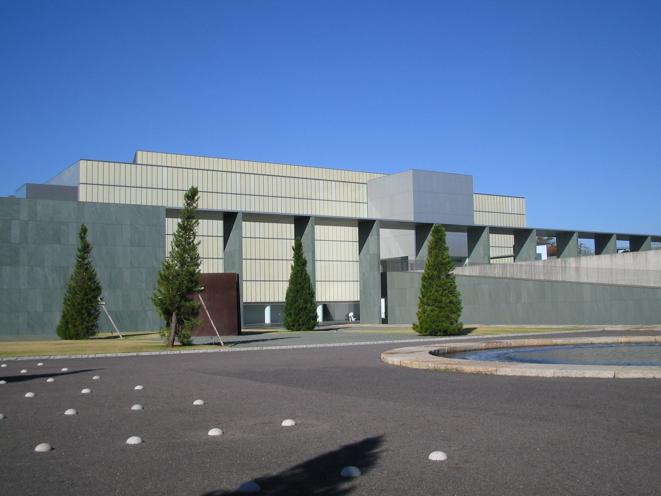 豊田市美術館は、1995年に開館した比較的新しい美術館