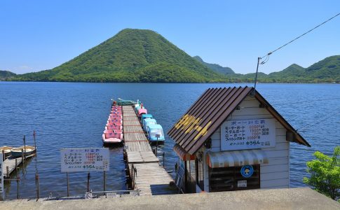 ボートや遊覧船に乗って湖を巡る