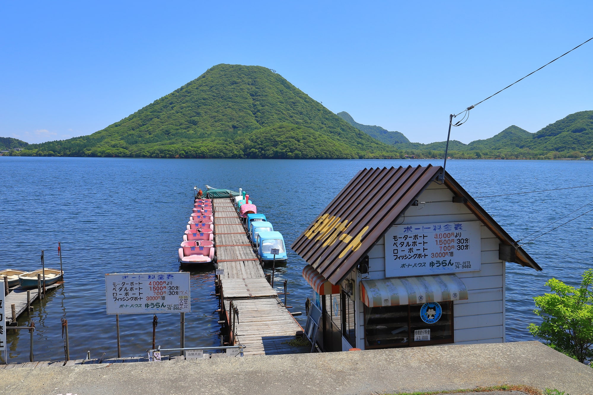 ボートや遊覧船に乗って湖を巡る