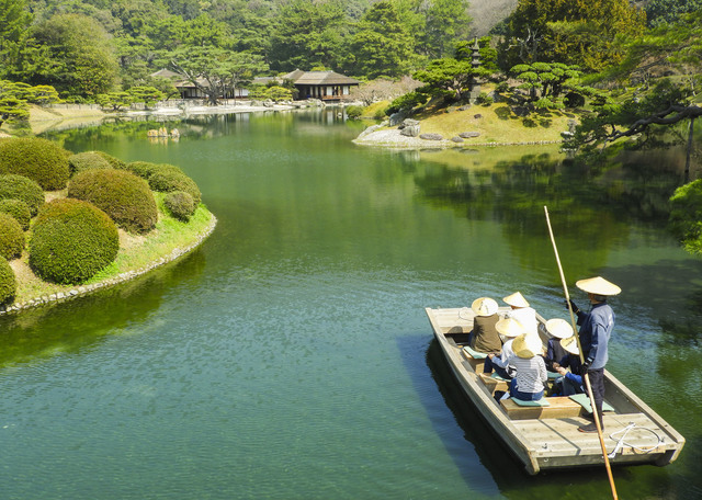 栗林公園を小舟で行く