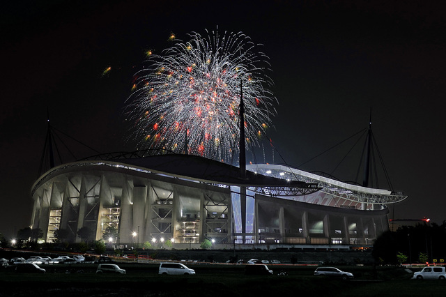 豊田スタジアムと花火