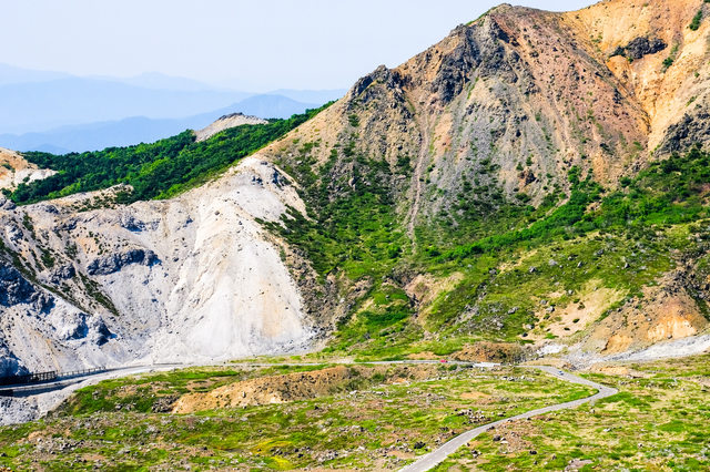 浄土平は、標高1,600mほどの位置にある山（吾妻山）と湿原のスポット