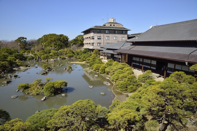 お部屋からは国指定の名勝「松濤園」の庭が一望