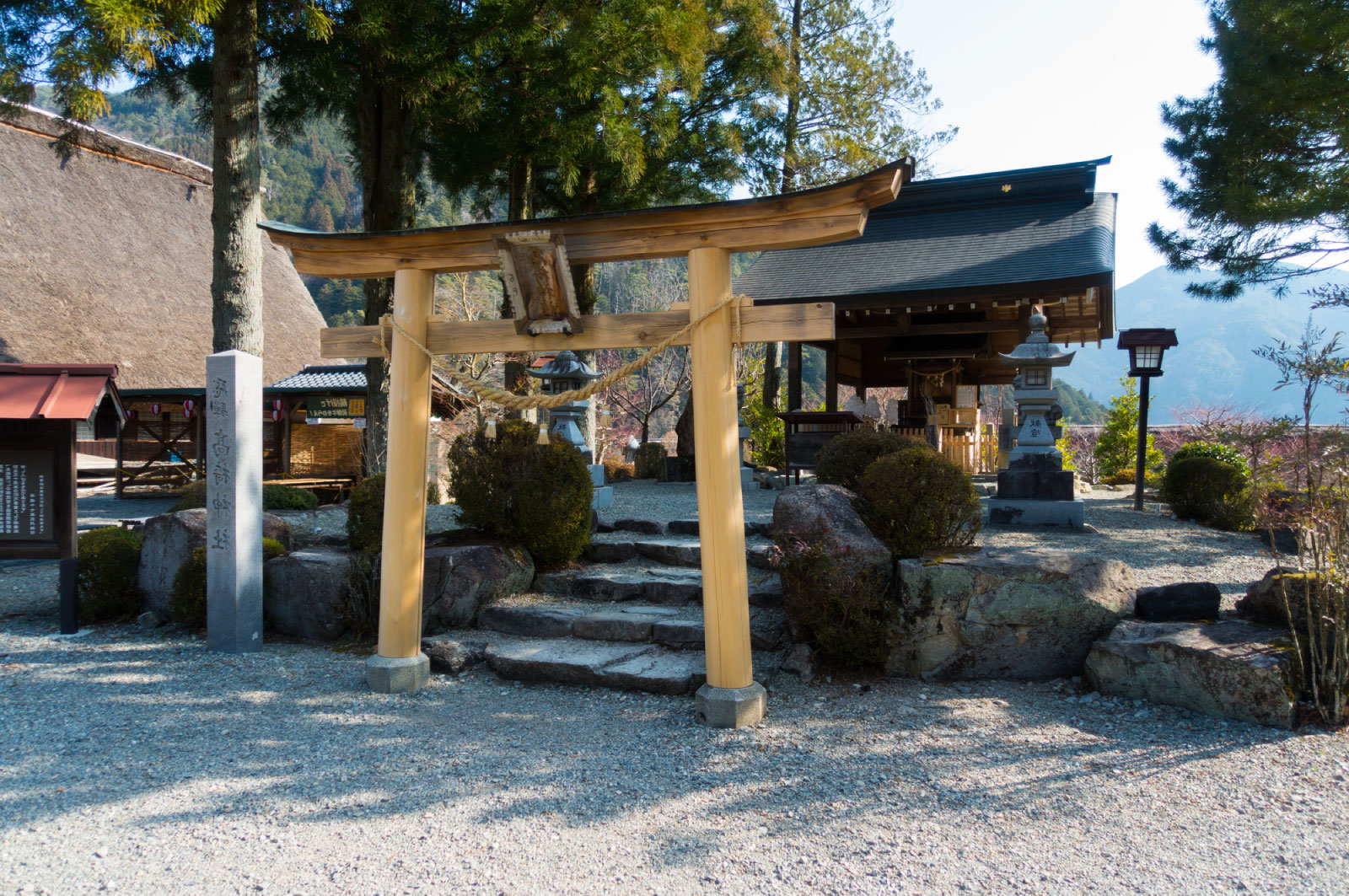 それぞれの建物は売店や食堂、神社、陶芸などの体験ができる工房施設などとして利用