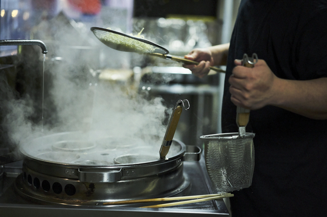 広島のラーメン屋の厨房