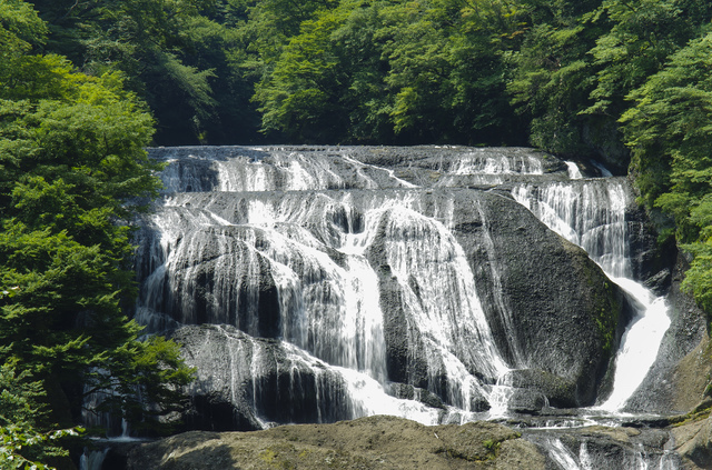 高さ約120m・幅が約73mという巨大な滝