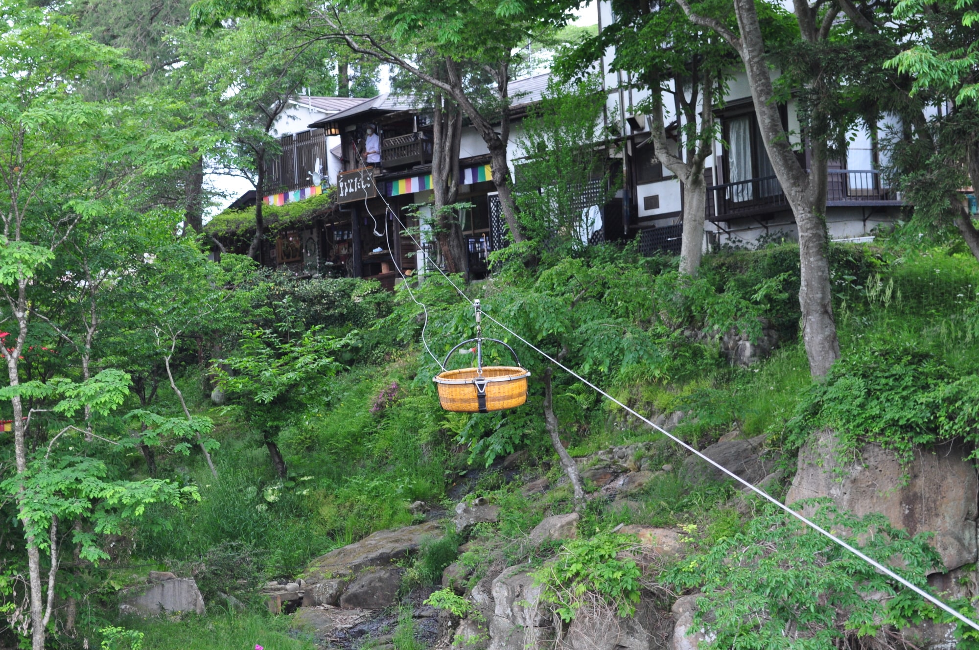 対岸からロープを伝って団子が運ばれてくる