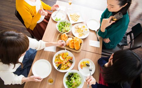 定期的に女子会を開催する