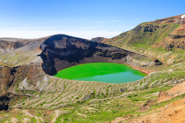 火口湖は、エメラルドグリーンの水面が美しく神秘的