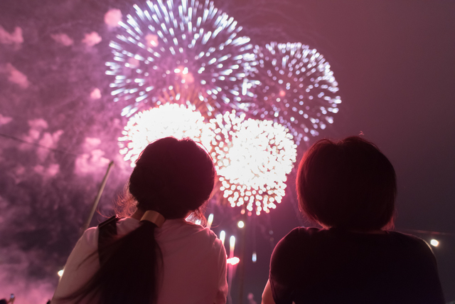 次々と打ち上げられる花火