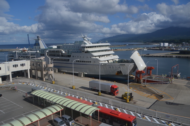 佐渡島へは船で