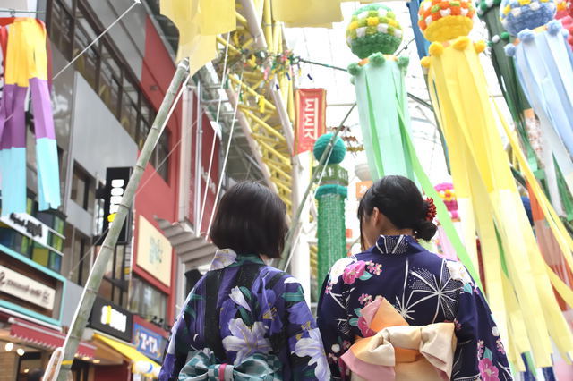 仙台駅からアーケードまで豪華絢爛に彩られている