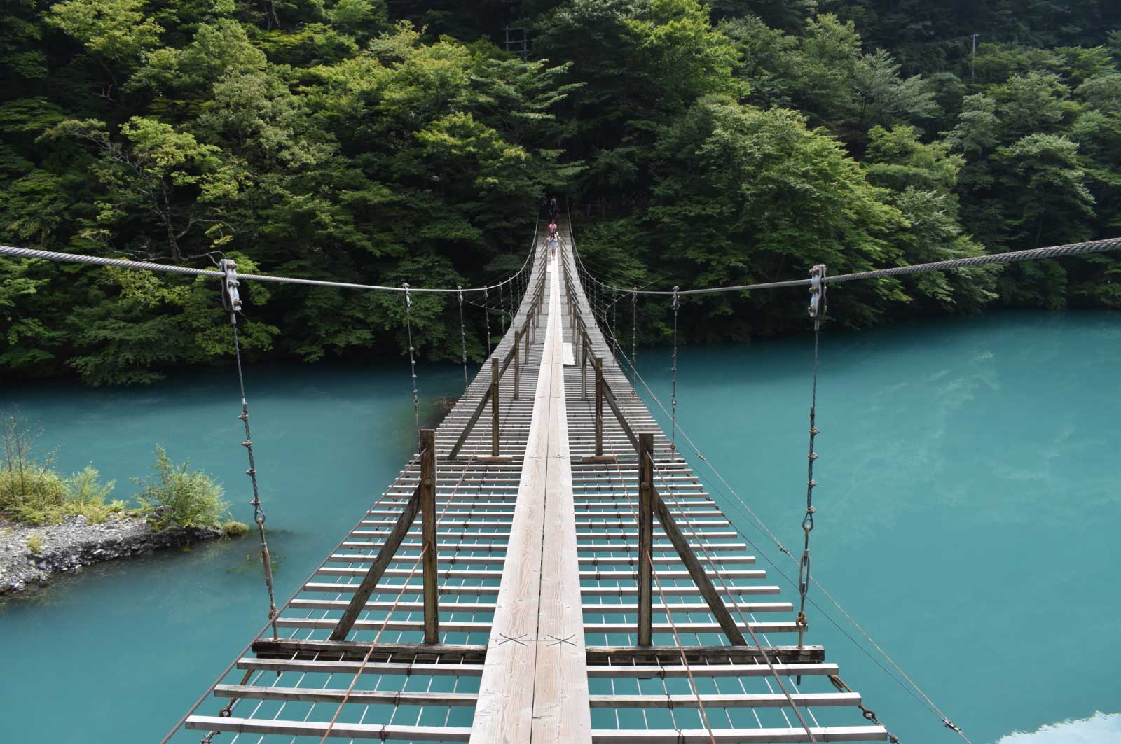 湖の上を渡る長さ90ｍ高さ8ｍの吊り橋