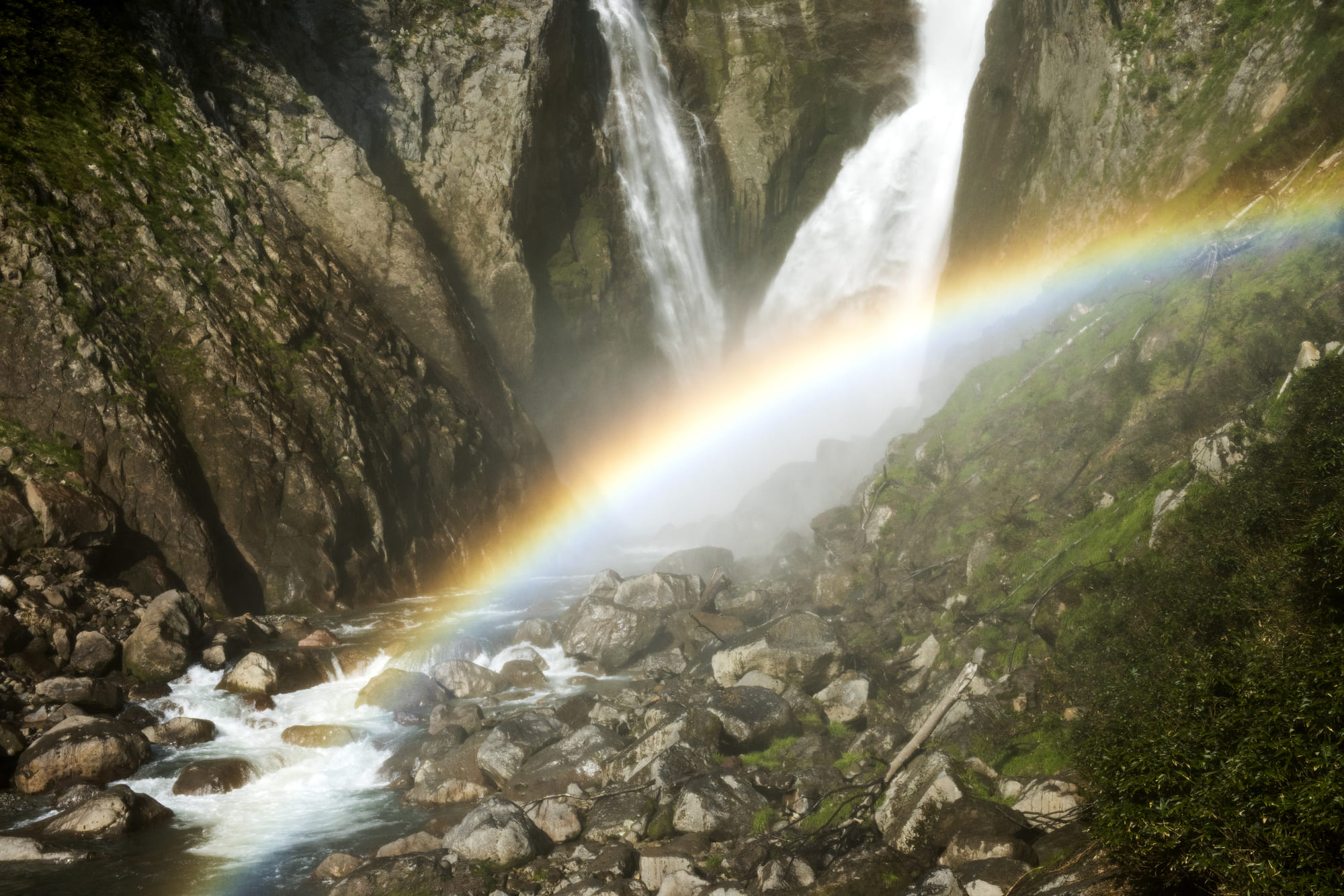 滝にかかる虹