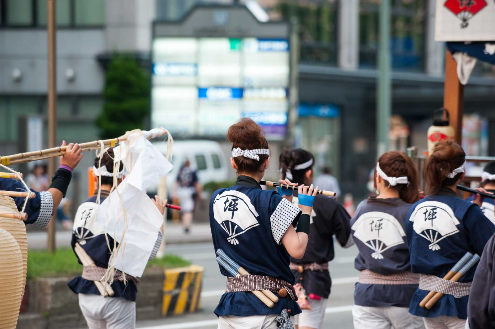 祭りでは多くの人たちが行列をなす