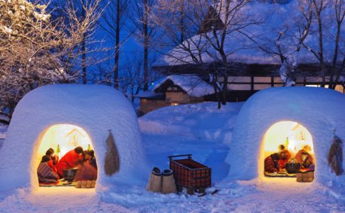 雪で多くの”かまくら”が作られるイベント