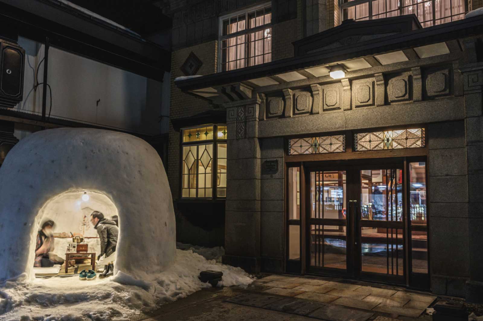 かまくらの中で”水神様”へのお賽銭を入れます