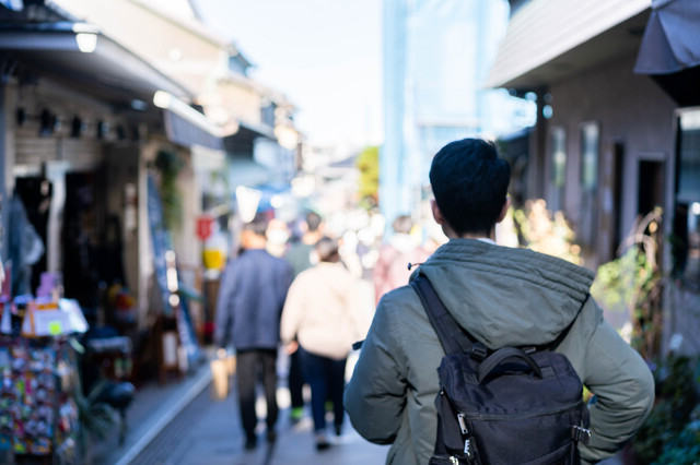 尼崎の街を歩く男性