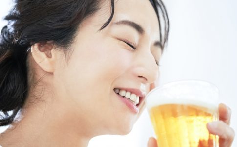 美味しい地ビールを飲む女子旅