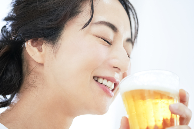 美味しい地ビールを飲む女子旅