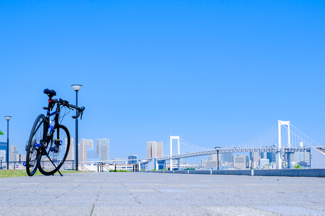 スタイリッシュな自転車に乗って