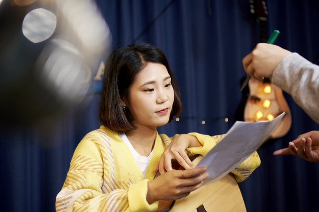 駅前で演奏をしていた女性