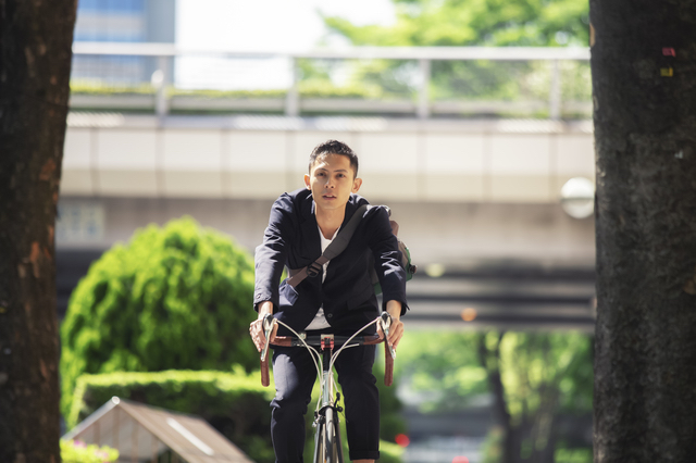 スタイリッシュな自転車に乗って、街中を颯爽と駆け抜けていく