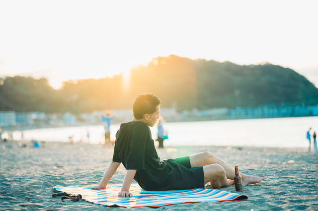 海を眺める男