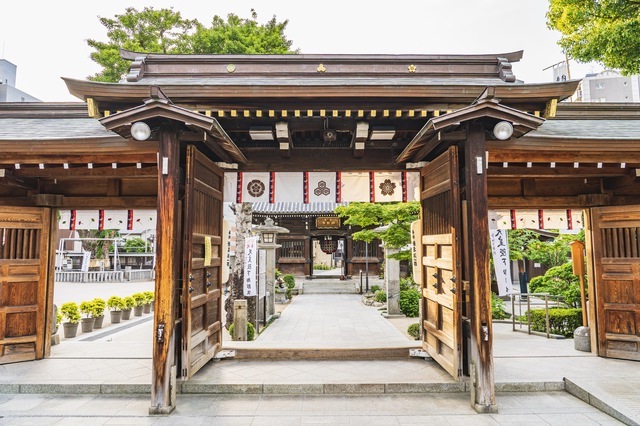 櫛田神社は、博多駅と天神駅のちょうど間