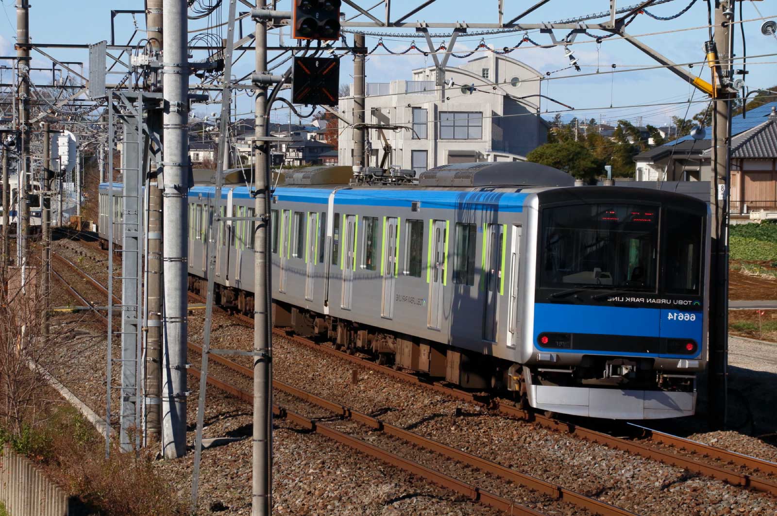 電車が混んでいるのにも慣れています