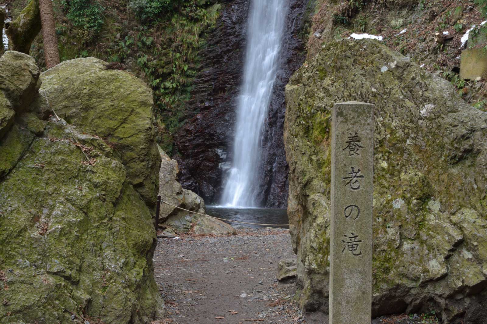 日本の滝百選及び養老の滝・菊水泉として名水百選にも選定