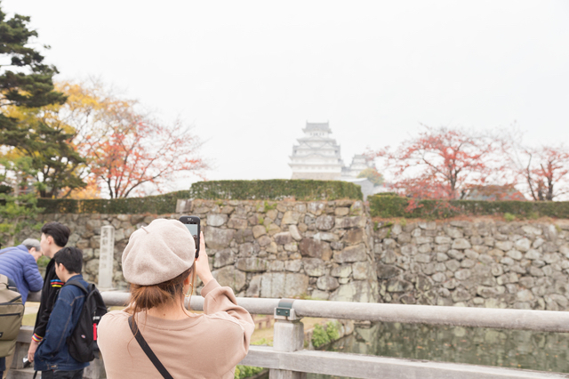 姫路城を見に来た女性