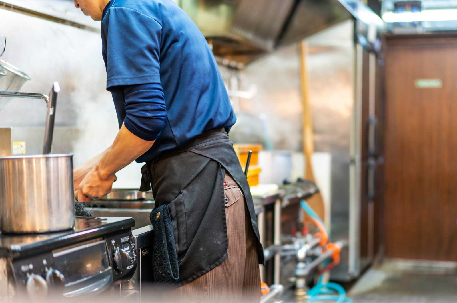 ラーメン作りをする男性