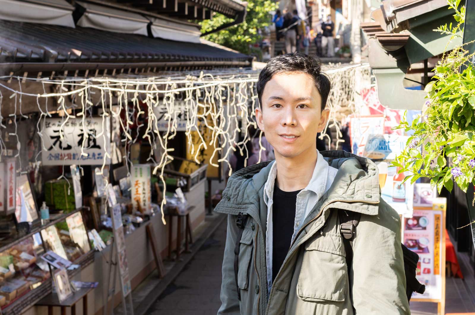 神社を参拝する男性