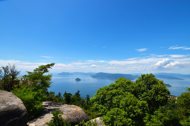 美しい瀬戸内海と島々と海を眺める