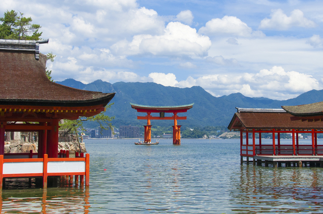 厳島神社は海が満潮時には巨大な鳥居が水辺に浮かんでいる