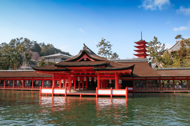 「厳島神社」は、海上に建つ鳥居と神殿が神秘的な日本屈指の名社