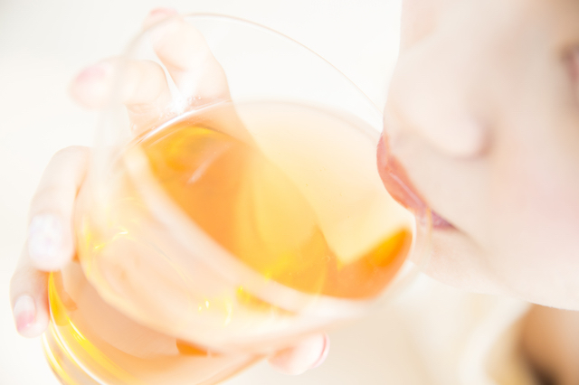 紅茶を飲む女性