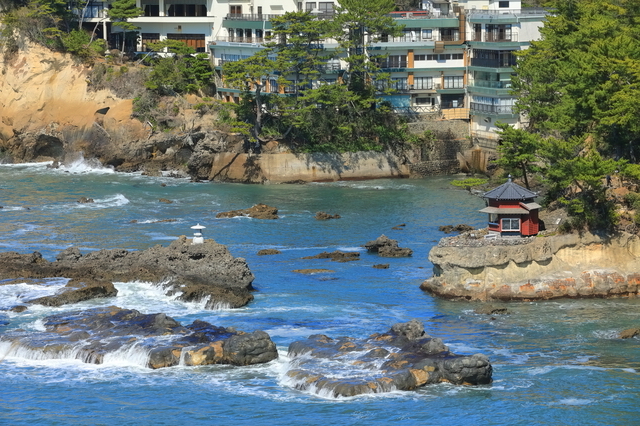 六角堂と五浦海岸