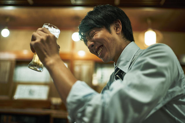 池袋の居酒屋で飲むサラリーマン