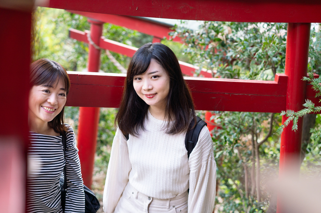 神社に訪れる18歳大学生