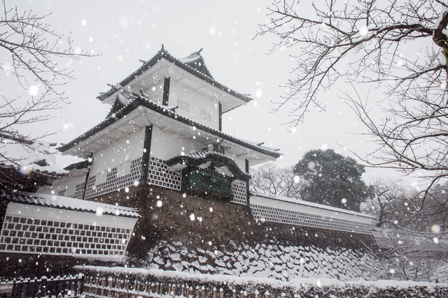 雪の降る金沢城