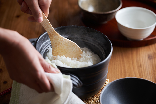 お櫃からご飯をよそう